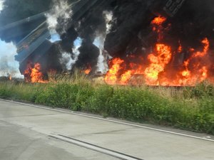 Caminhão-tanque tomba e explode na BR-101 no município de São Miguel dos Campos