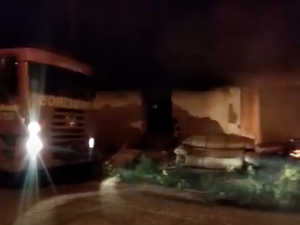 Mulher com problemas psiquiátricos é suspeita de atear fogo em casa abandonada