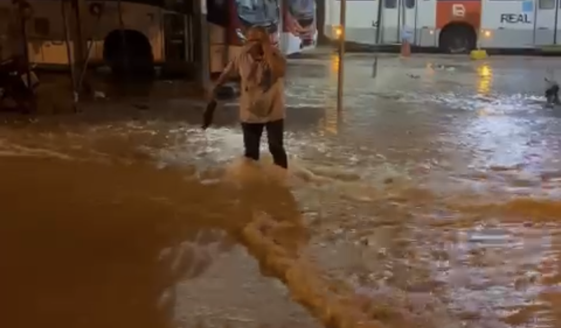 [Vídeo] Chuvas deixam ruas alagadas e estragos em Maceió e no interior