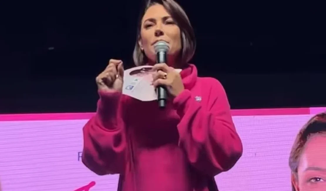 Michelle Bolsonaro critica desfile com latas na Sapucaí: “Fé exposta a escárnio”