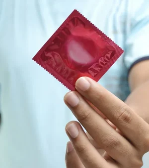 Anvisa suspende venda de lotes de preservativos após falha. Veja quais