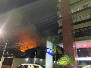 Incêndio é registrado em área próxima ao prédio da Sefaz, no Centro de Maceió