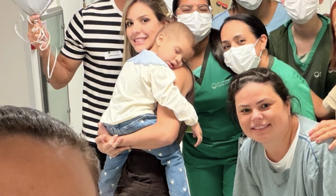 [Vídeo] Família celebra cura de filha do câncer com carreata emocionante pelas ruas de Maceió