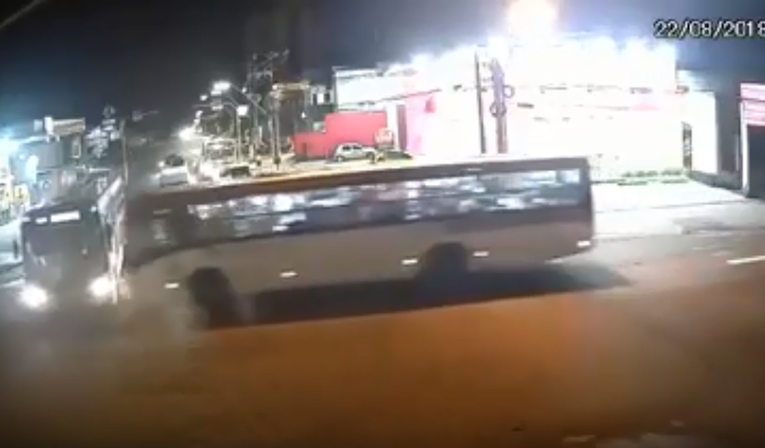[Vídeo] Imagens mostram exato momento de colisão entre ônibus em Maceió