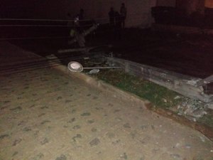 Caminhão colide com poste em Arapiraca