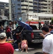 Acidente entre ônibus e carro deixa cinco pessoas feridas
