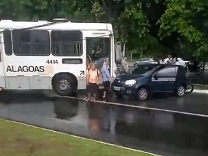 Colisão entre ônibus e carro deixa trânsito lento no bairro Gruta de Lourdes, em Maceió