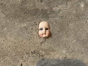 Mulher se apavora ao encontrar cabeça de boneca na parede da sua casa