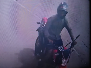 Homem pratica delitos com moto roubada de idoso na Primavera