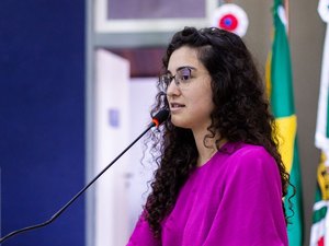 Teca Nelma protocola projeto de lei que concede adicional de insalubridade para as merendeiras da rede municipal de ensino