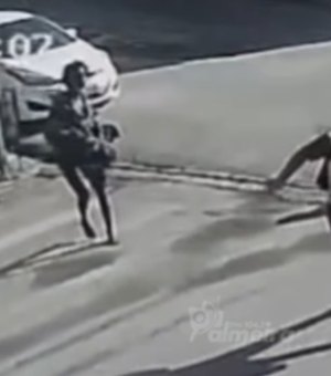 [Vídeo] Mulher trans em situação de rua é flagrada em Palmeira atirando pedras em quem se recusa a dar dinheiro
