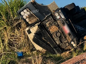Motorista fica ferido em tombamento de caminhão em São Miguel dos Campos