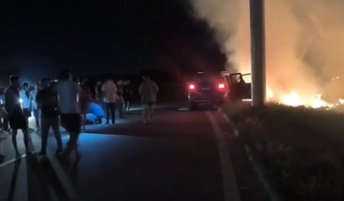 Carro bate em poste e ocupante fica ferida na AL-220, em Limoeiro de Anadia