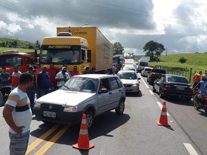 [Vídeo] BR-316 é interditada por greve dos caminhoneiros, em Maribondo