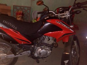 Operação conjunta recupera moto roubada em Limoeiro