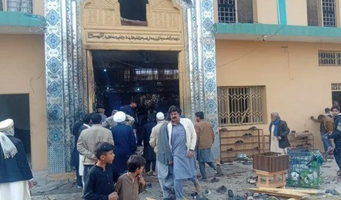 Ataque de homem-bomba deixa mais de 30 mortos em mesquita no Paquistão