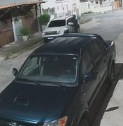 Câmera flagra ladrão furtando carro no bairro Trapiche da Barra, em Maceió