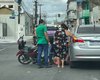 Colisão entre moto e carro deixa mulher ferida no Centro de Arapiraca