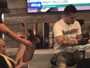 Homem faz tatuagem realista de vagina da namorada e viraliza