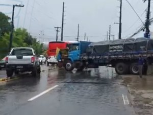 Caminhão quebra e deixa trânsito congestionado na Av. Menino Marcelo, em Maceió