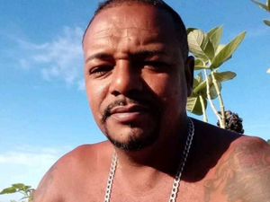 Homem é perseguido até campo de futebol e executado a tiros em Pão de Açúcar