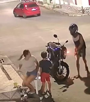 [Vídeo] Mulheres são assaltadas enquanto conversavam na porta de casa em Fernão Velho