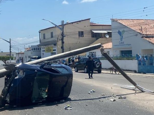 [Vídeo] Carro tomba no meio da rua após colisão com poste em Delmiro Gouveia