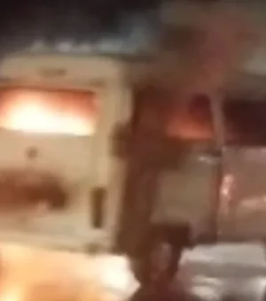 Kombi pega fogo na Avenida Gustavo Paiva, em Maceió; Bombeiros são acionados
