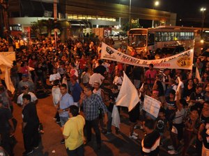 Cerca de 3 mil pessoas interditam Av. Fernandes Lima