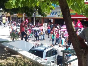Manifestantes fazem protesto em frente a Câmara Municipal de Arapiraca