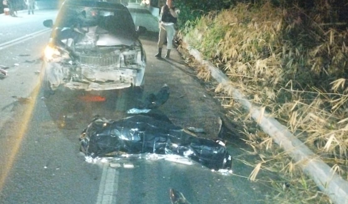 Motociclista invade contramão e morre ao bater de frente com carro na AL-101 Norte