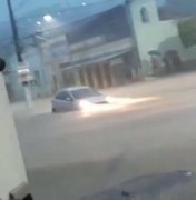 Mulher fica ilhada dentro de carro durante chuvas em São José da Lage 