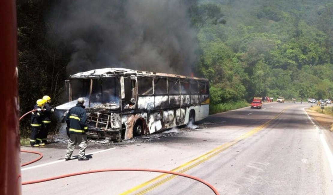 Ônibus que levava torcedores do Atlético para o Rio de Janeiro pega fogo na BR-040