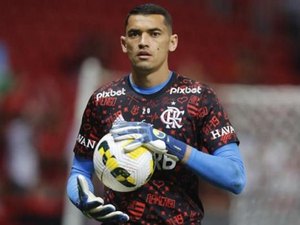 Sem espaço no Flamengo, Santos é sondado pelo Botafogo para substituir Lucas Perri