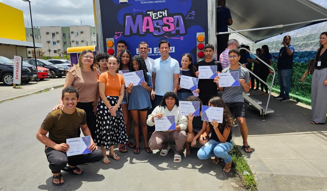 Rodrigo Cunha participa de ação de programa de educação tecnológica em Maceió