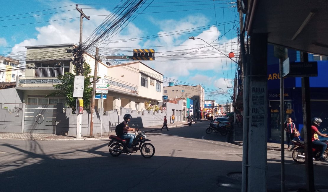 [Vídeo] Semáforo no Centro de Arapiraca apresenta instabilidade