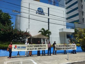 Membros do Sindjornal protestam contra demissões não pagas da Gazeta de Alagoas