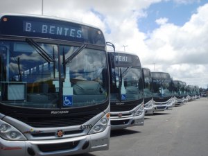 Ônibus é incendiado no terminal do Eustáquio Gomes, em Maceió 