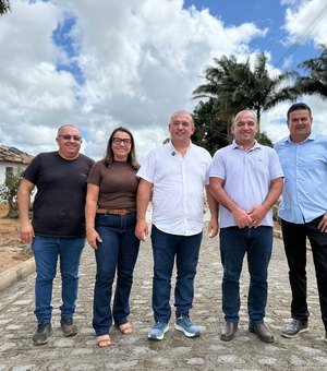Prefeito Leandro Silva cumpre promessa e leva calçamento ao povoado Olho D’Água