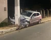 Mulher perde controle de veículo e colide contra poste, no bairro Cavaco, em Arapiraca