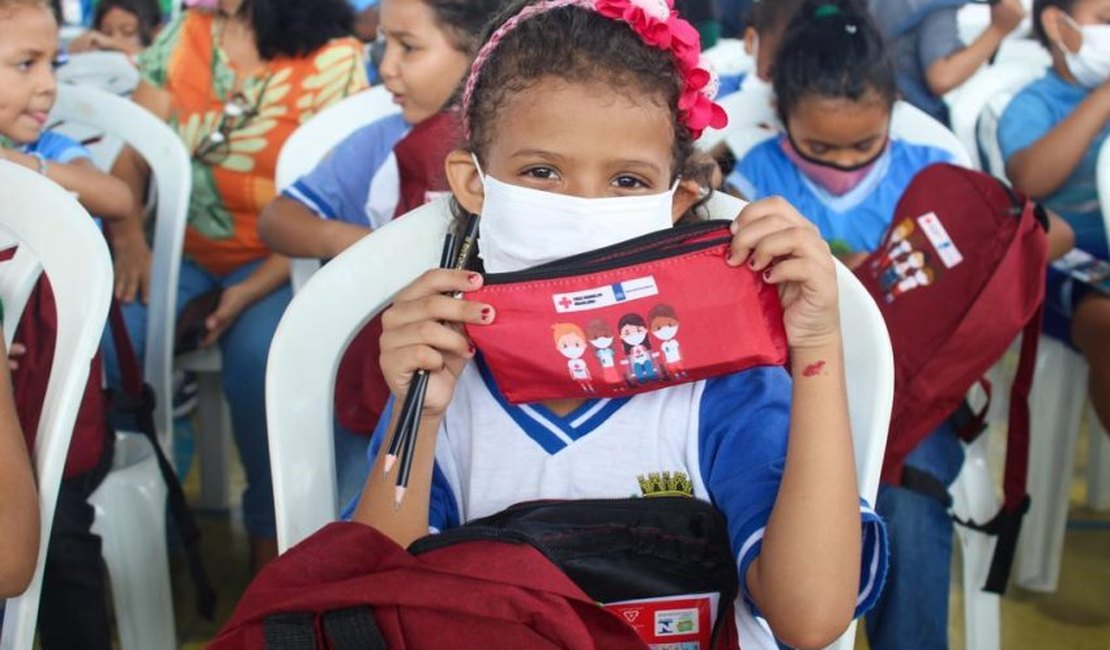 Prefeitura de Maceió e Cruz Vermelha entregam kits escolares a mais de 1.400 alunos