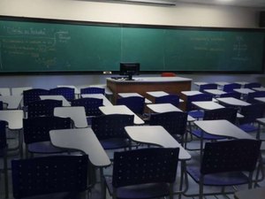 Confira decreto que autoriza retorno das aulas presenciais para adultos em AL