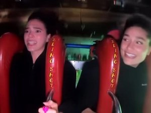 Bruna Marquezine curte brinquedo radical com Sasha Meneghel