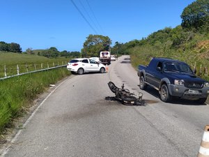 Moto pega fogo após colisão com carro na AL-435, em Passo de Camaragibe
