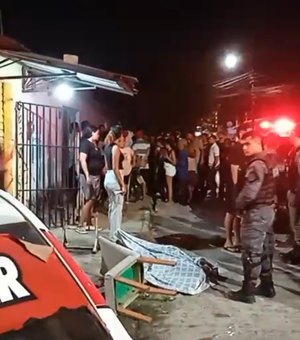 Homem é morto e outro fica ferido enquanto estavam sentados na porta em Arapiraca