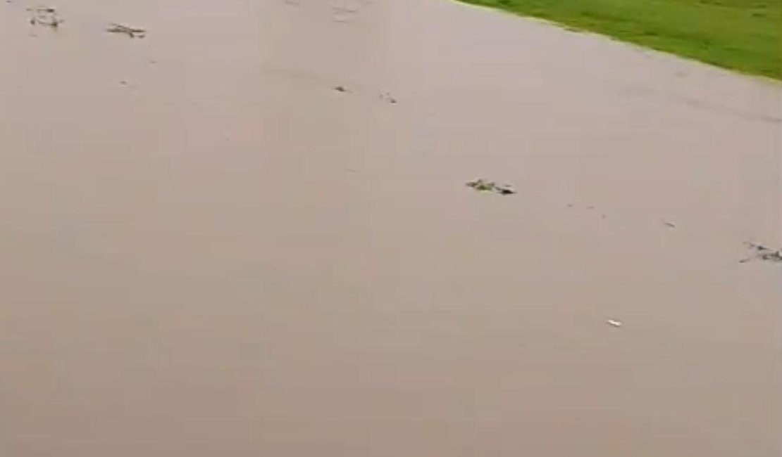 [Vídeo] Nível do rio Jacuípe sobe, pode transbordar e população teme nova cheia