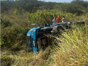 Motorista fica ferido após carreta tombar no Povoado Mangabeira, em Arapiraca