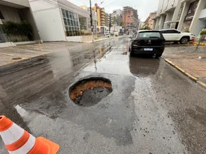 Após chuvas, buraco se abre e atrapalha trânsito na Avenida Mário de Gusmão, na Ponta Verde, em Maceió
