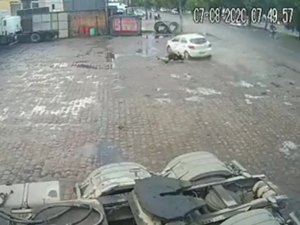 Vídeo: Homem é arremessado por carro e escapa sem ferimentos