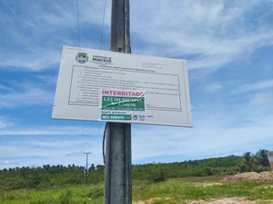Fiscais da Prefeitura interditam aterro irregular próximo à área de preservação ambiental